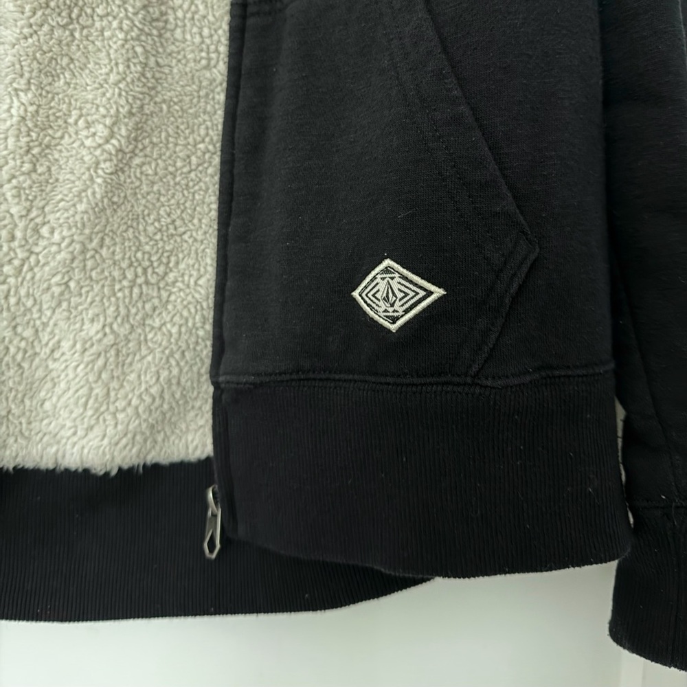 Volcom Black “Lived In” Series Jacket with Cream Sherpa Lining - Picture 3 of 4